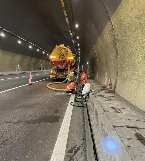 都匀隧道排水渠清淤